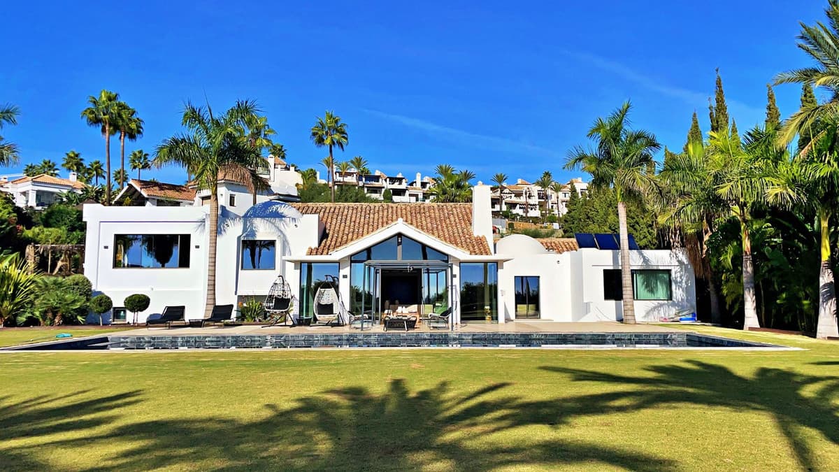 Detached Villa in Benahavís — photo 1 of 10