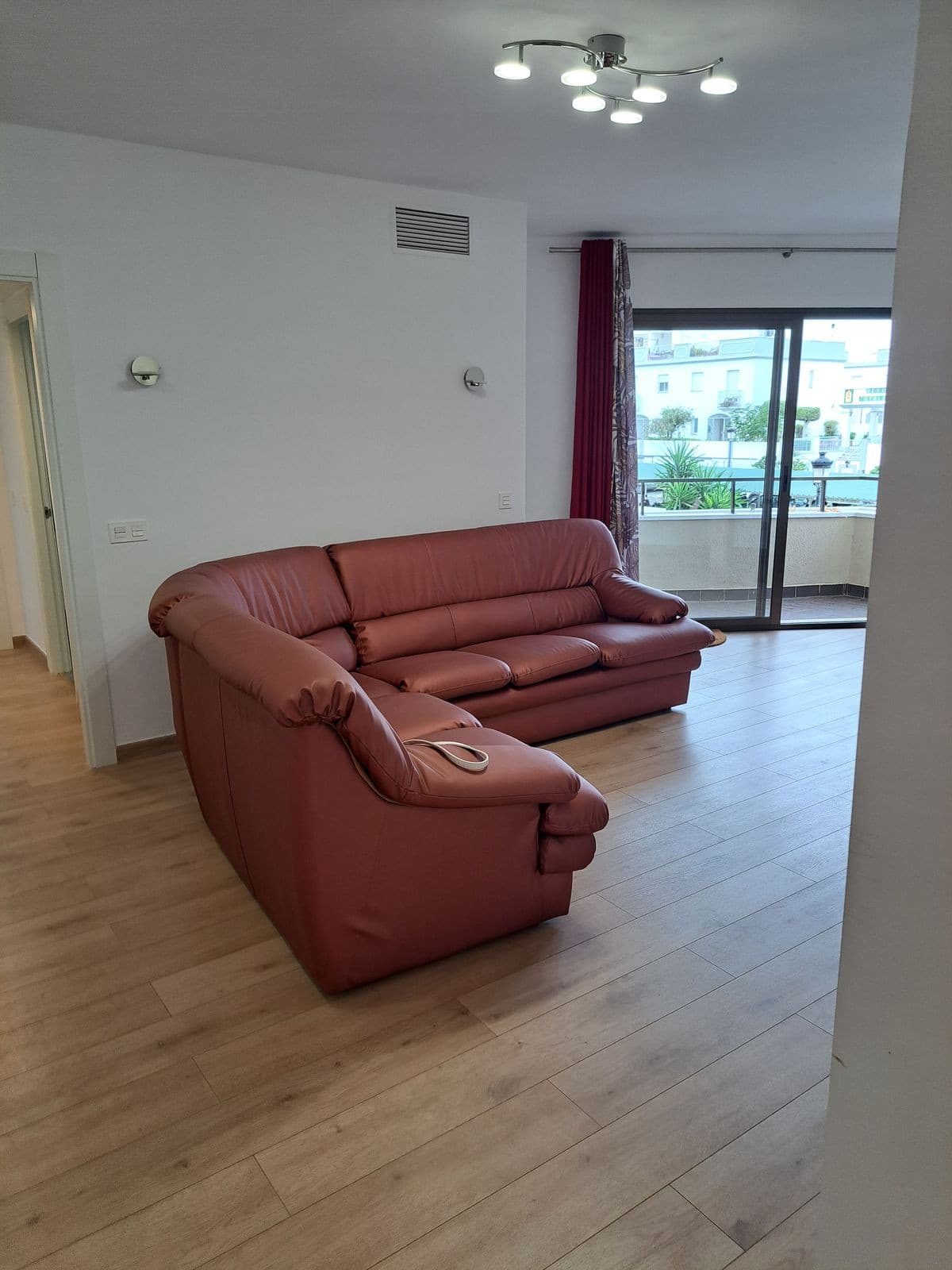 Middle Floor Apartment in Estepona — photo 3 of 10