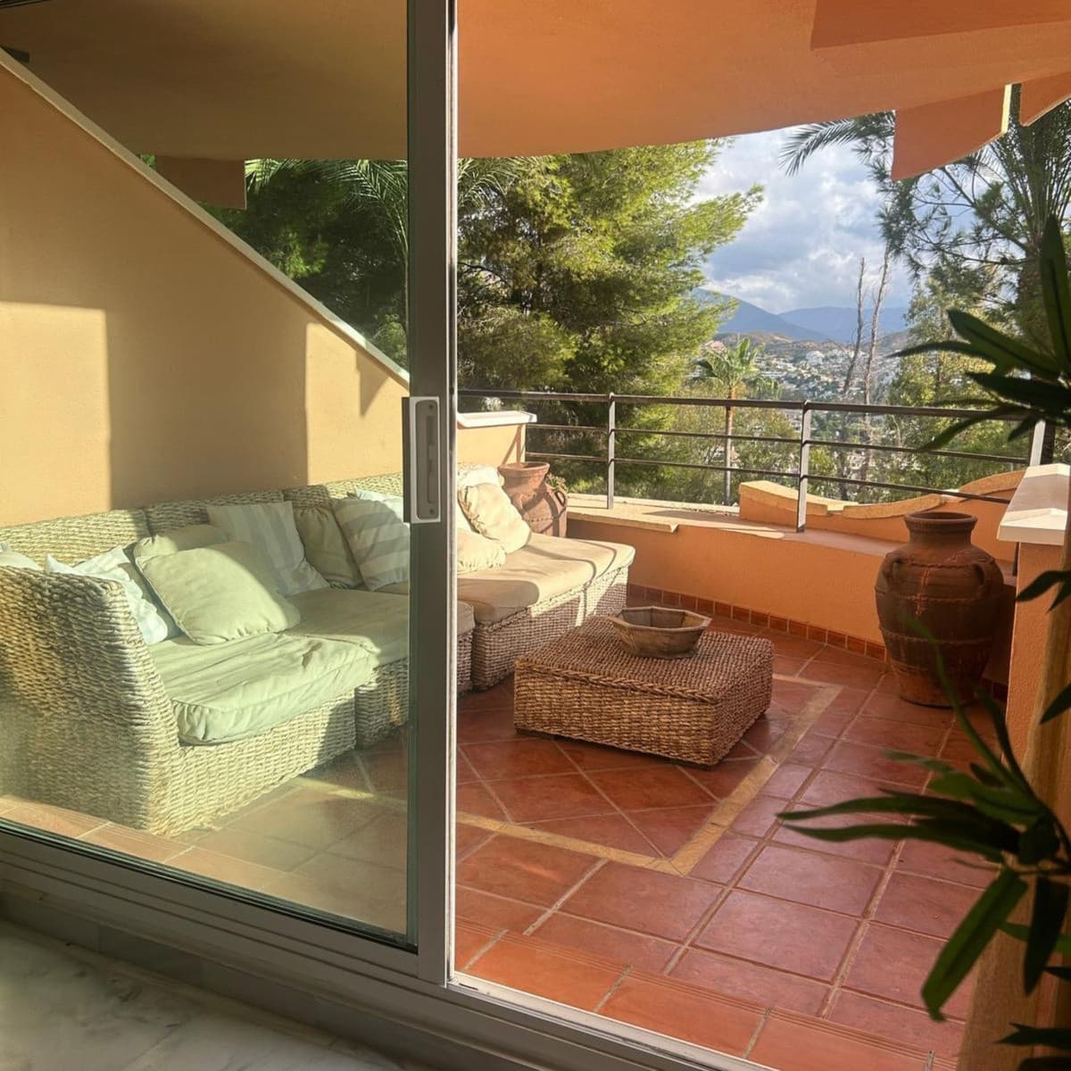 Middle Floor Apartment in Marbella — photo 3 of 10