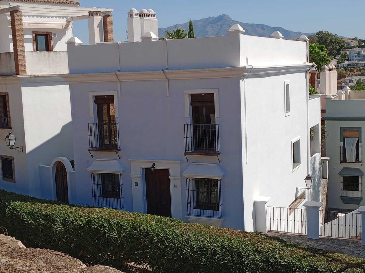 Townhouse in El Paraiso — photo 1 of 10