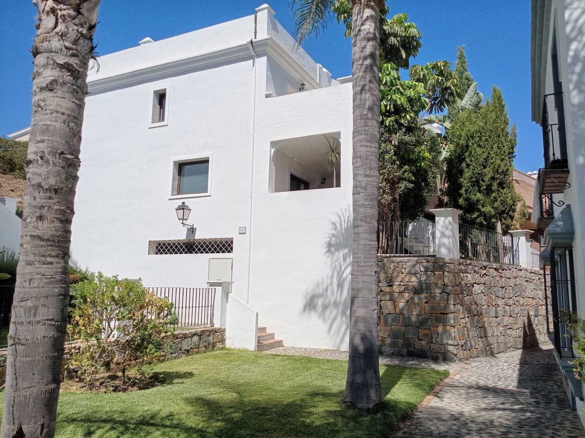Townhouse in El Paraiso — photo 2 of 10
