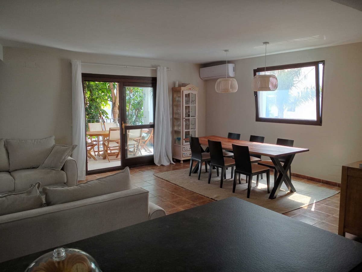 Townhouse in El Paraiso — photo 7 of 10