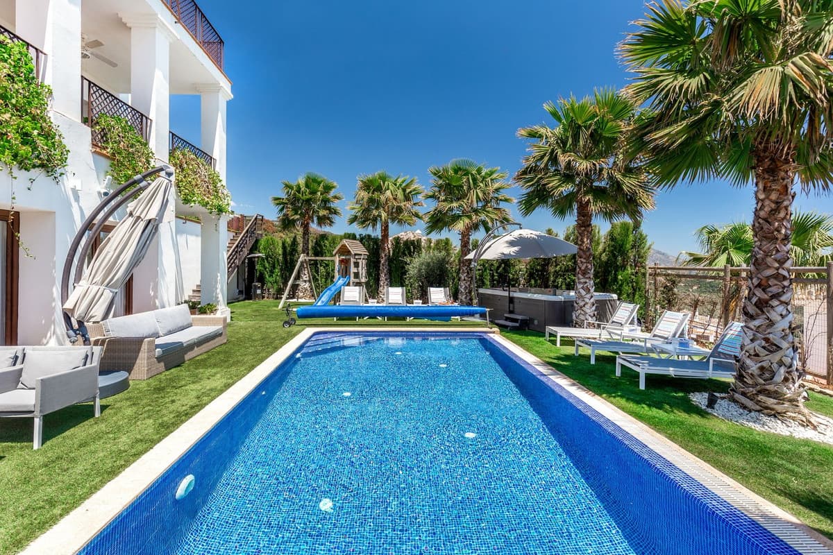 Detached Villa in Benahavís — photo 4 of 10