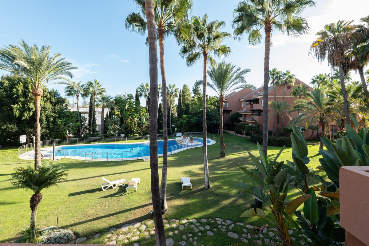 Middle Floor Apartment in Puerto Banús — photo 3 of 10