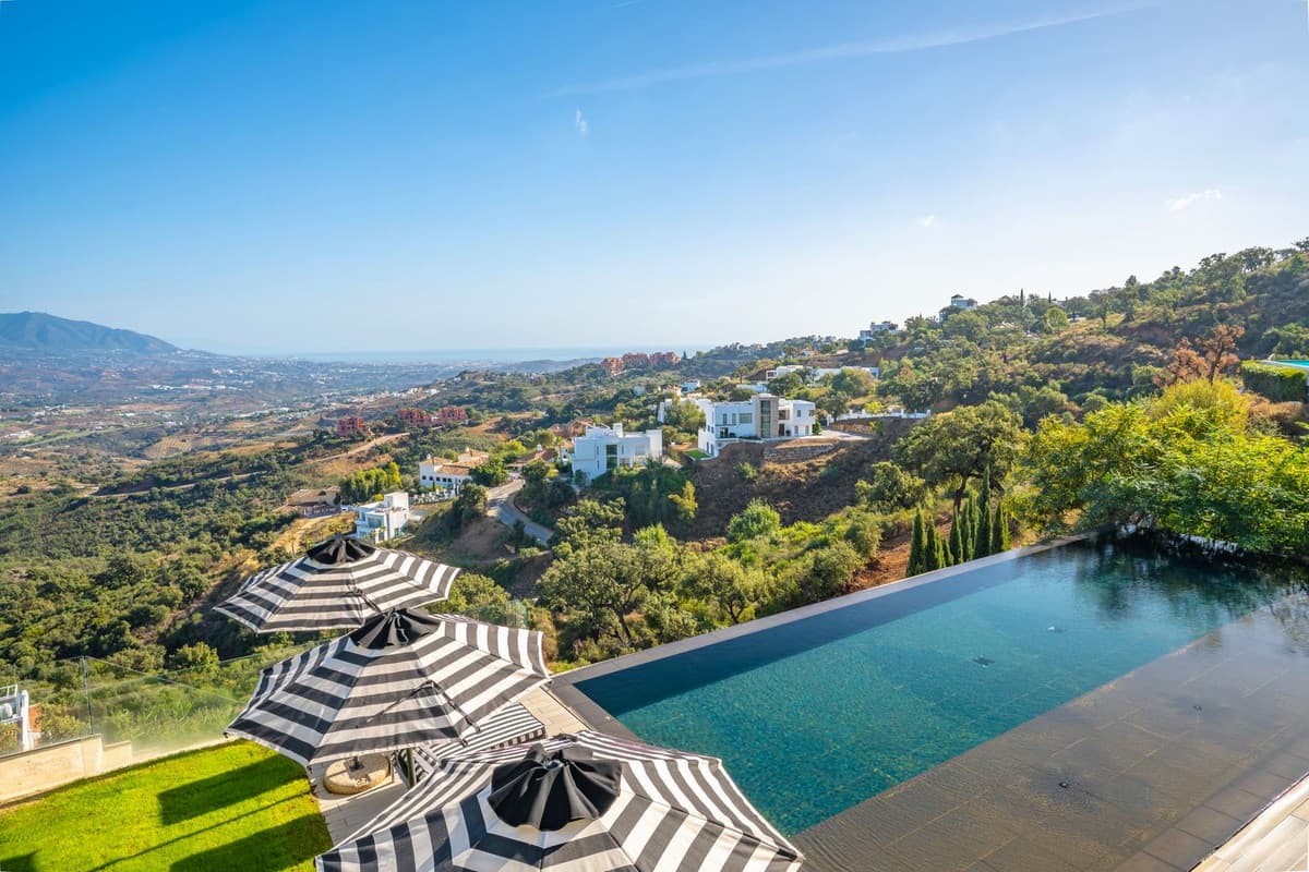 Detached Villa in Elviria — photo 1 of 10
