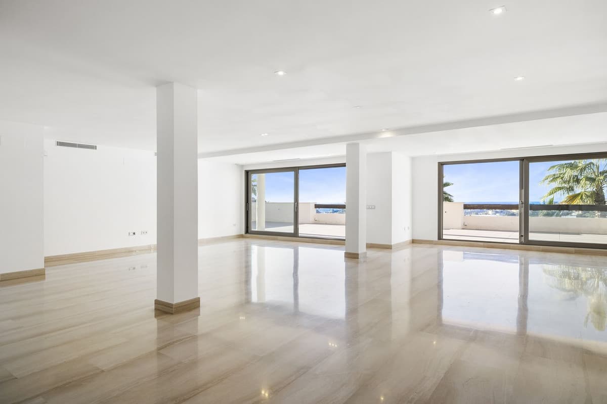 Middle Floor Apartment in Benahavís — photo 4 of 10
