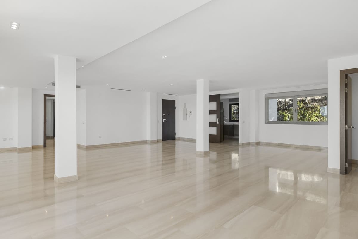 Middle Floor Apartment in Benahavís — photo 5 of 10