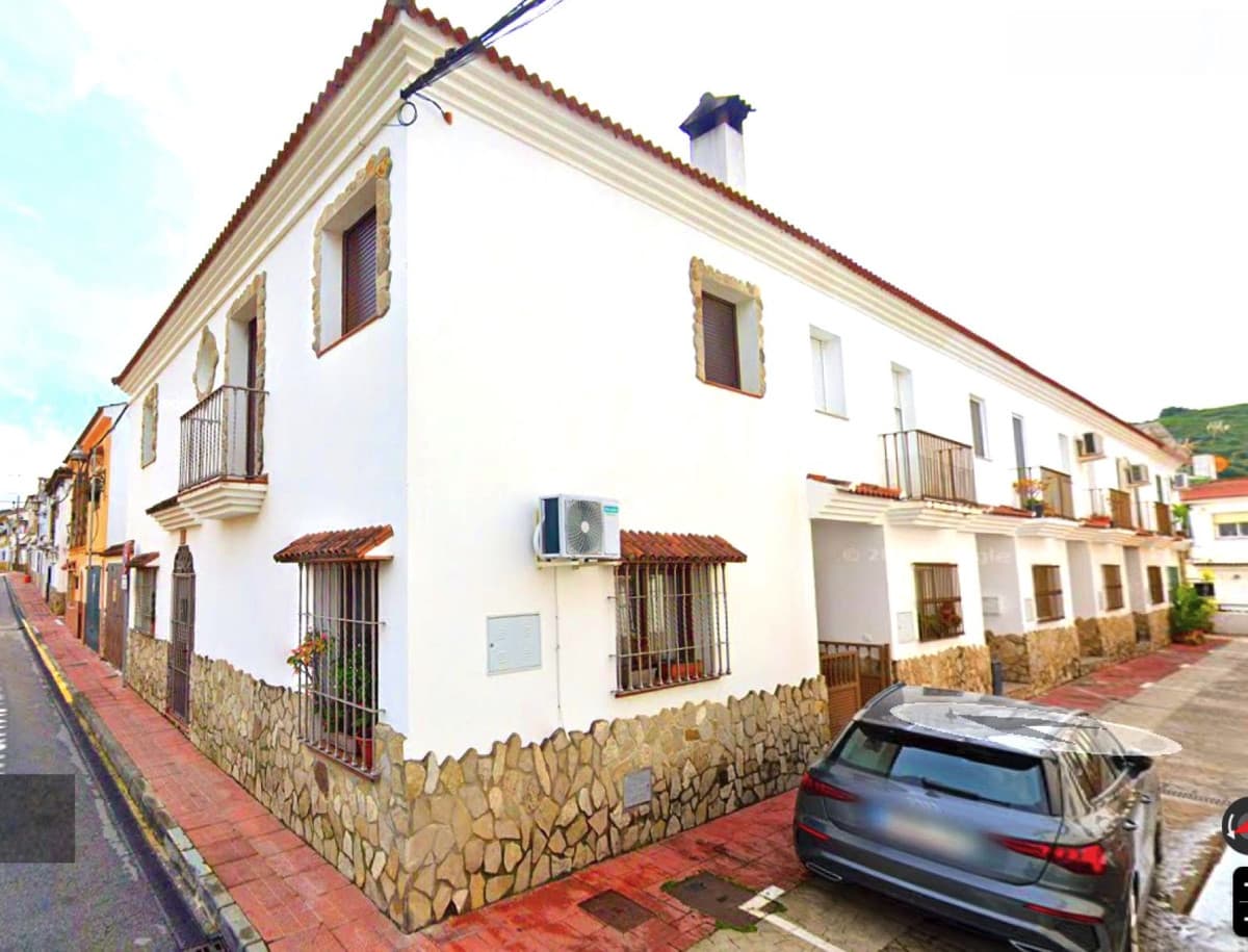 Semi-Detached House in Casares — photo 1 of 10
