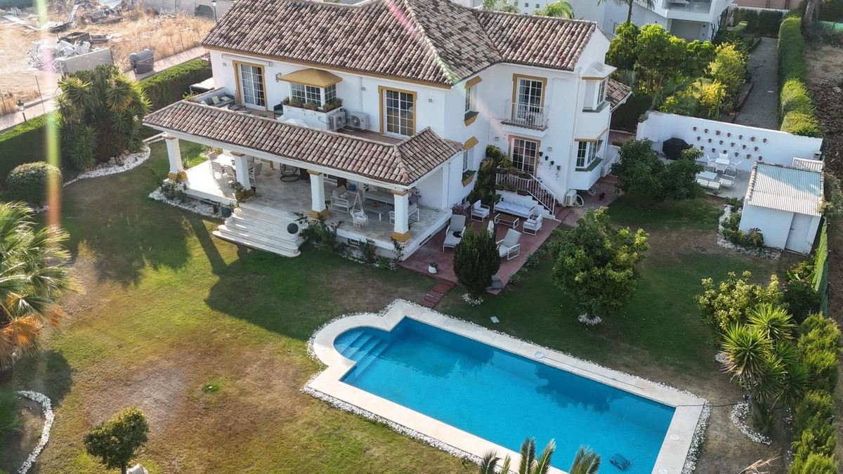 Detached Villa in Guadalmina Alta — photo 2 of 10