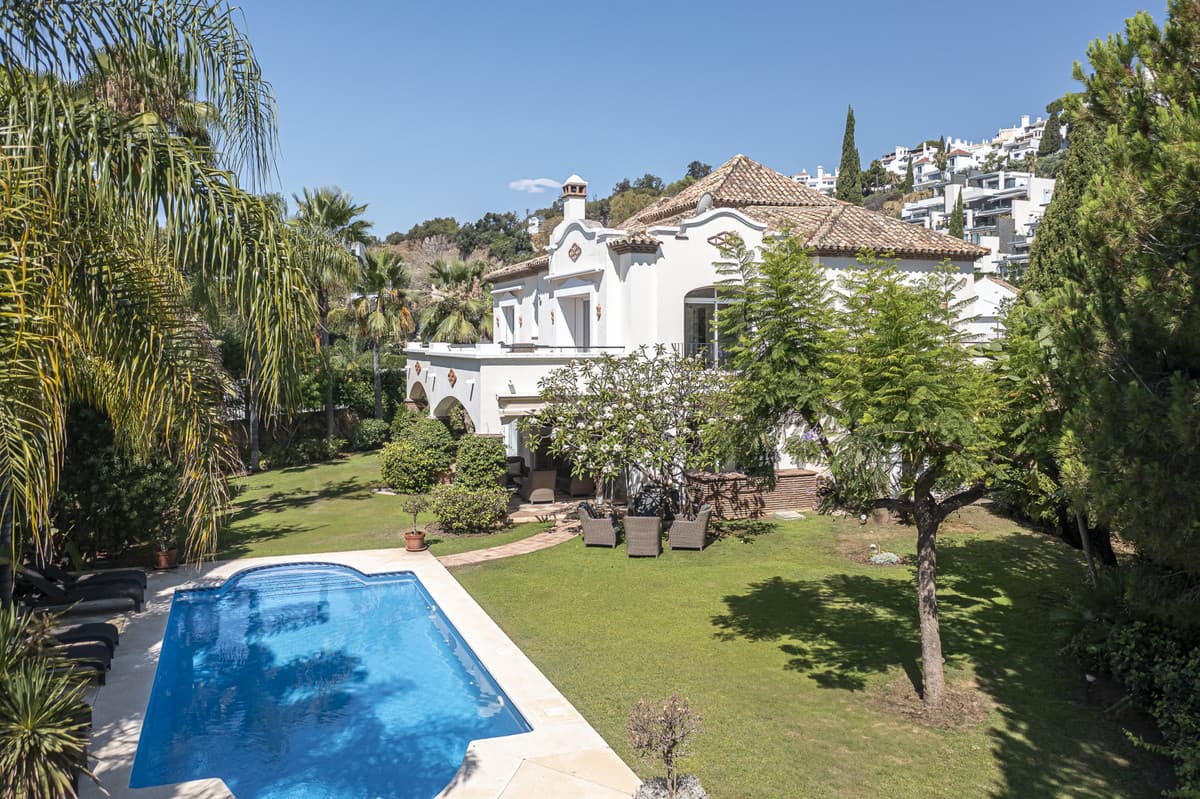 Detached Villa in Benahavís — photo 1 of 10