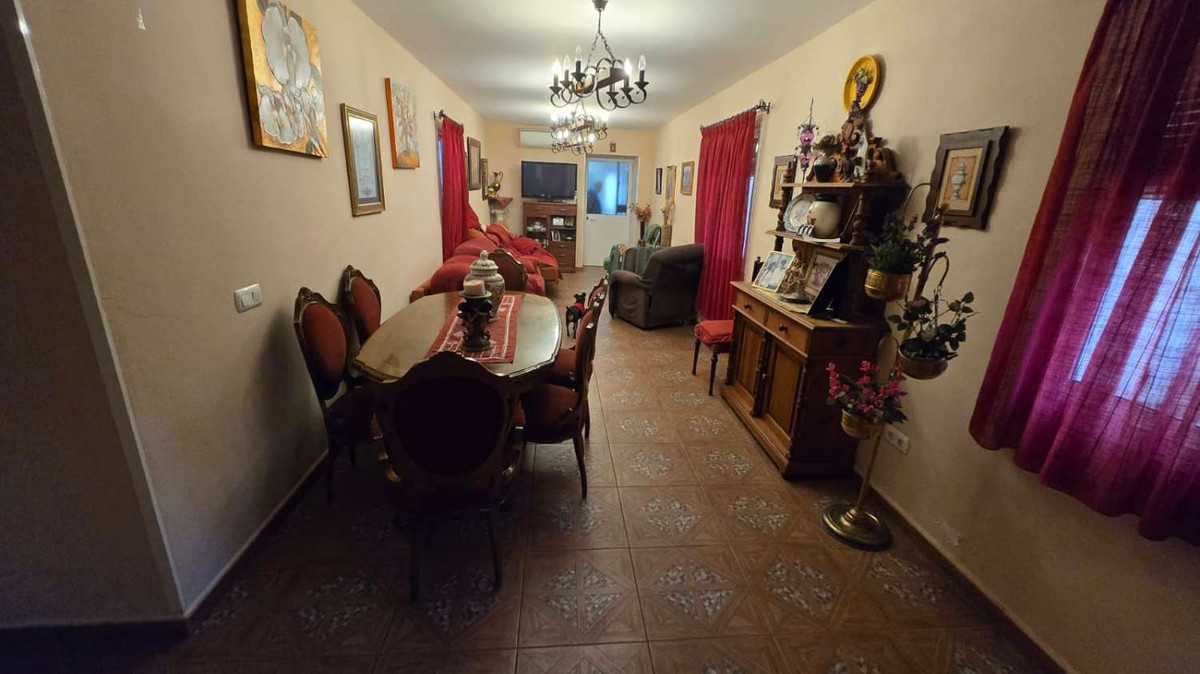 Detached Villa in Alhaurín de la Torre — photo 5 of 10