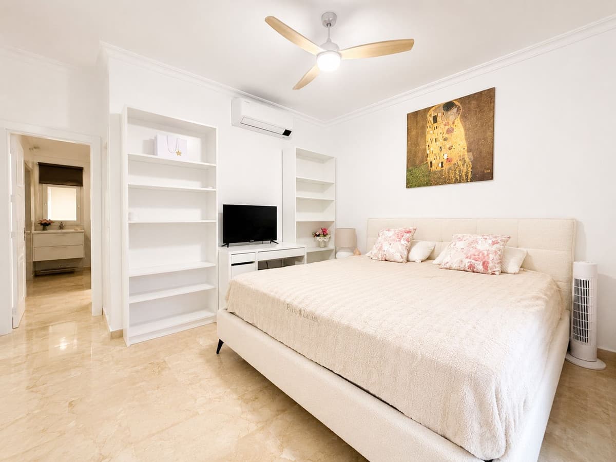 Middle Floor Apartment in Marbella — photo 10 of 10