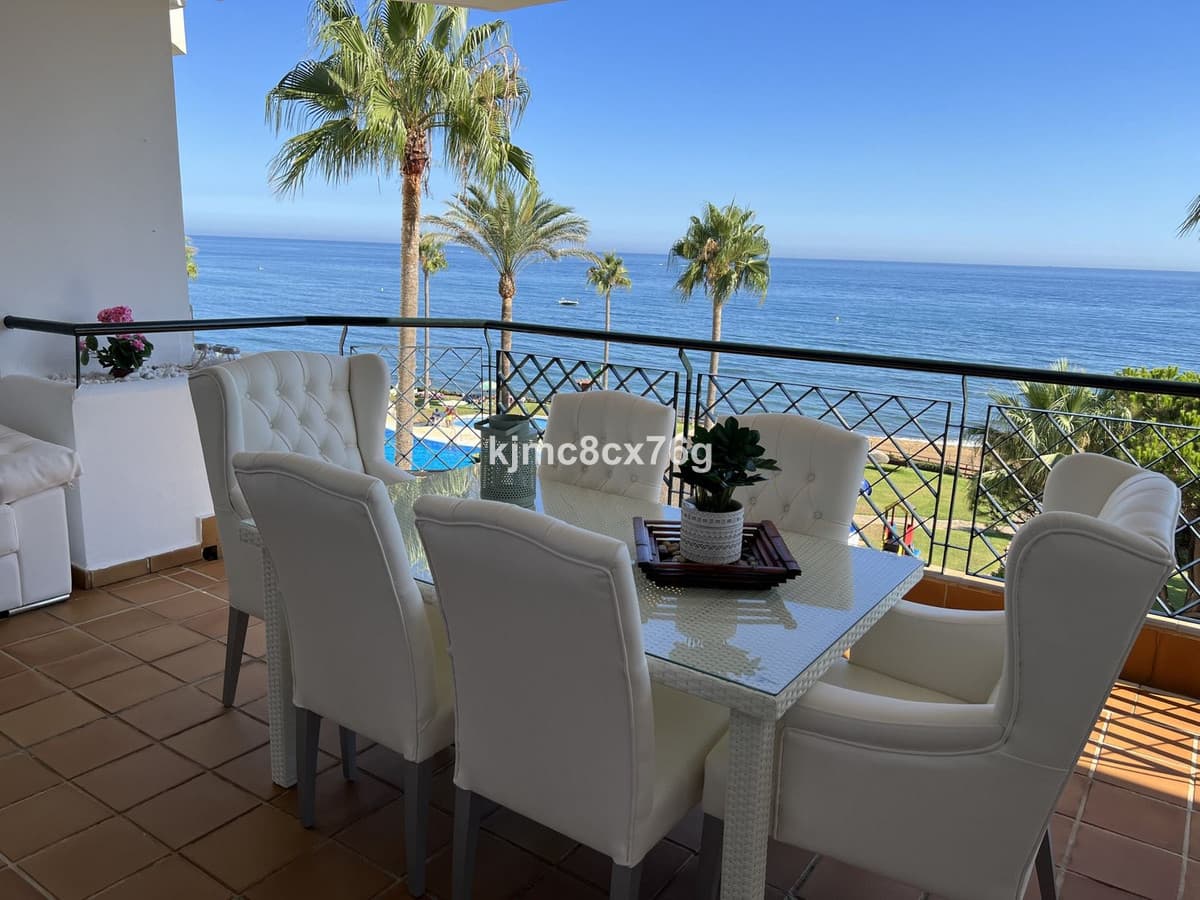 Middle Floor Apartment in Calahonda — photo 2 of 10