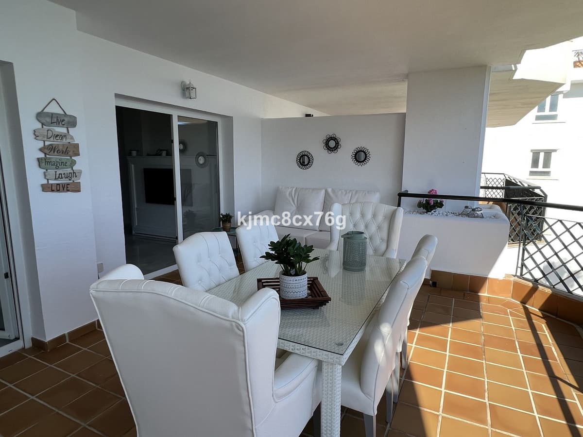 Middle Floor Apartment in Calahonda — photo 3 of 10
