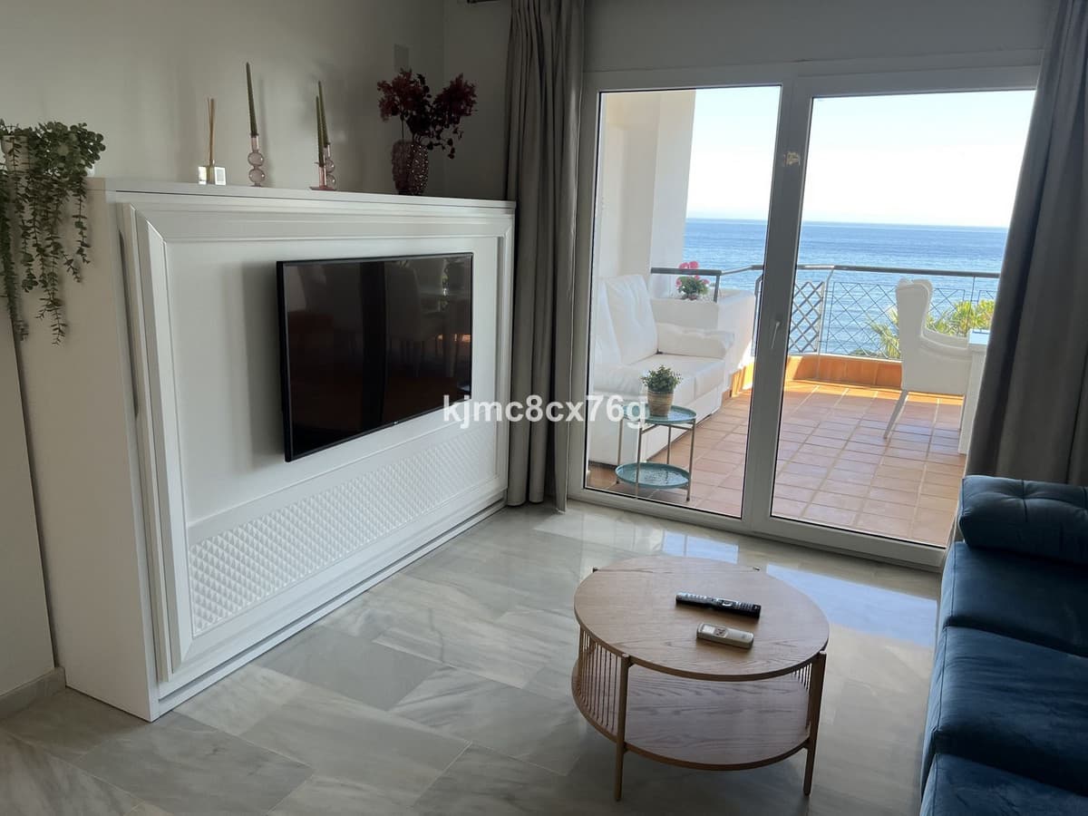 Middle Floor Apartment in Calahonda — photo 5 of 10