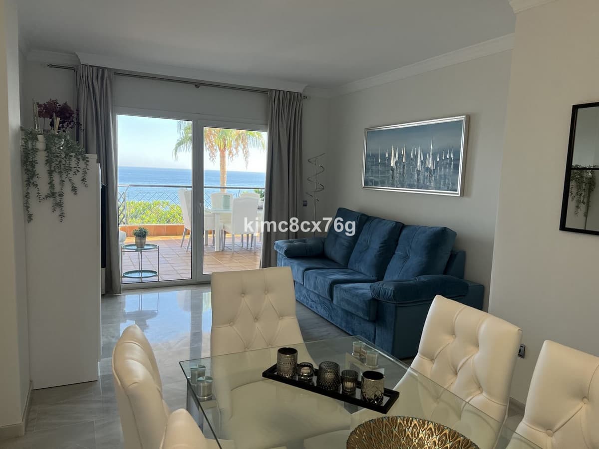 Middle Floor Apartment in Calahonda — photo 7 of 10