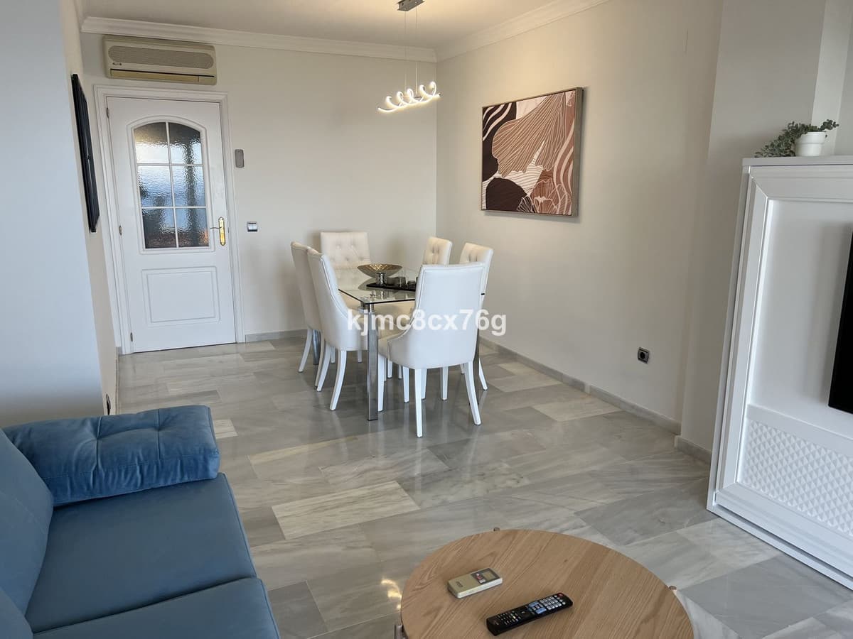 Middle Floor Apartment in Calahonda — photo 8 of 10