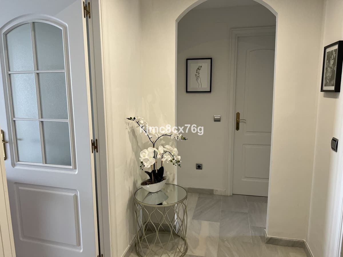 Middle Floor Apartment in Calahonda — photo 9 of 10