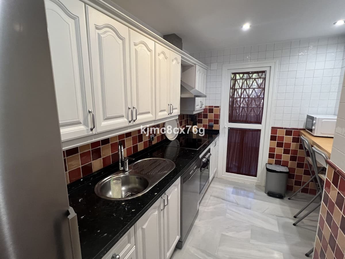 Middle Floor Apartment in Calahonda — photo 10 of 10