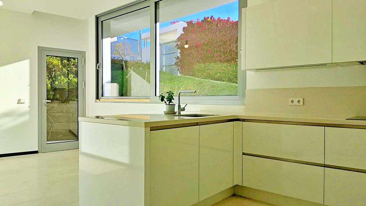 Semi-Detached House in Sierra Blanca — photo 6 of 10