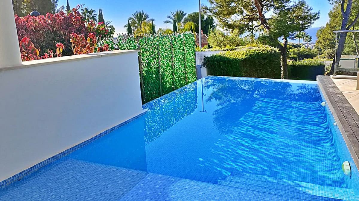 Semi-Detached House in Sierra Blanca — photo 10 of 10