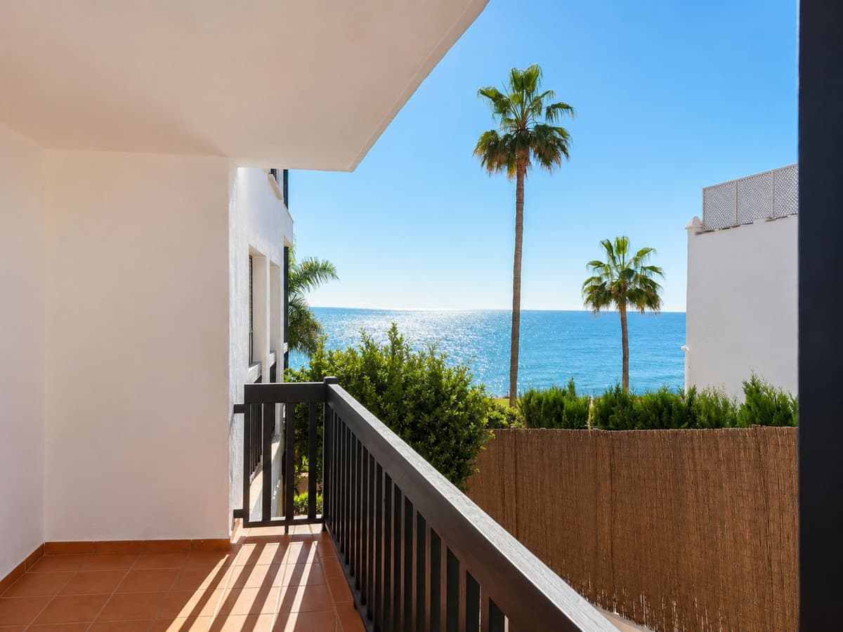 Middle Floor Apartment in Calahonda — photo 1 of 10