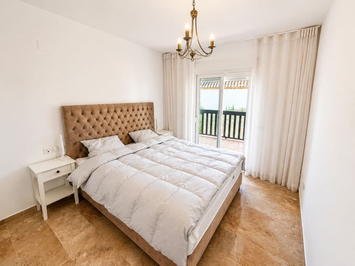 Middle Floor Apartment in Calahonda — photo 3 of 10