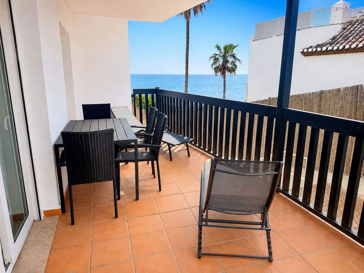 Middle Floor Apartment in Calahonda — photo 5 of 10