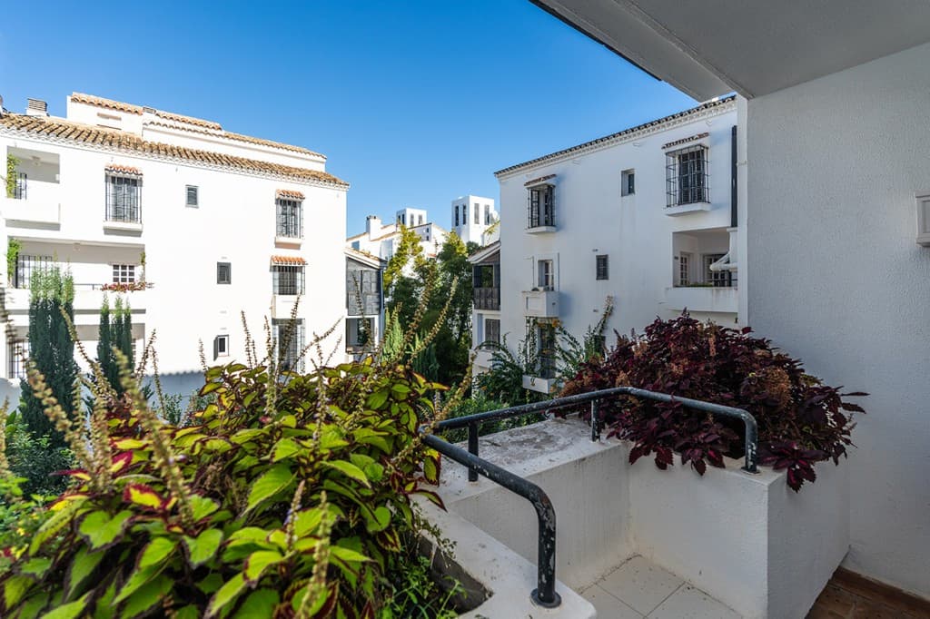 Middle Floor Apartment in Elviria — photo 2 of 10