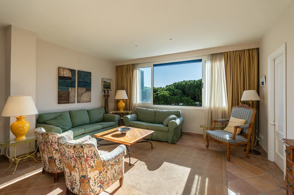 Middle Floor Apartment in Elviria — photo 3 of 10