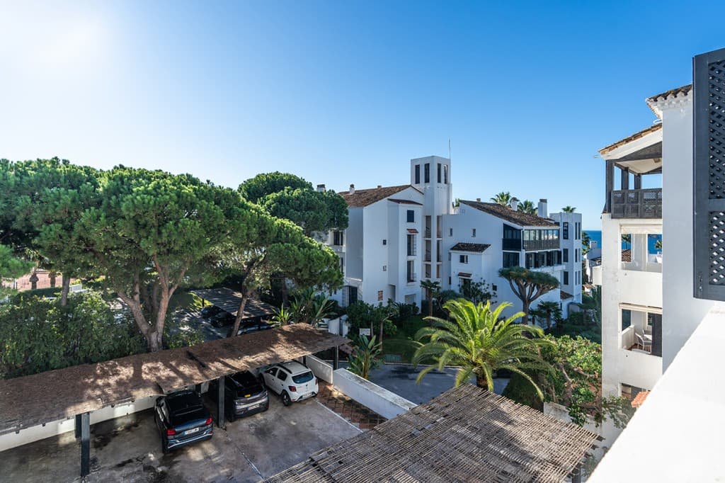 Middle Floor Apartment in Elviria — photo 5 of 10