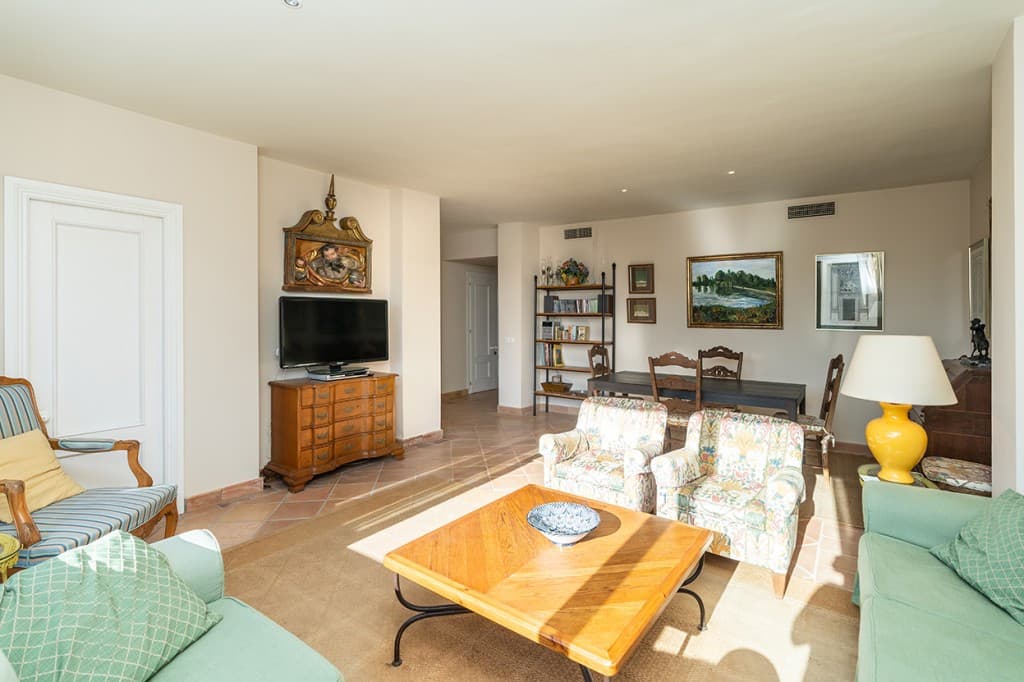 Middle Floor Apartment in Elviria — photo 8 of 10
