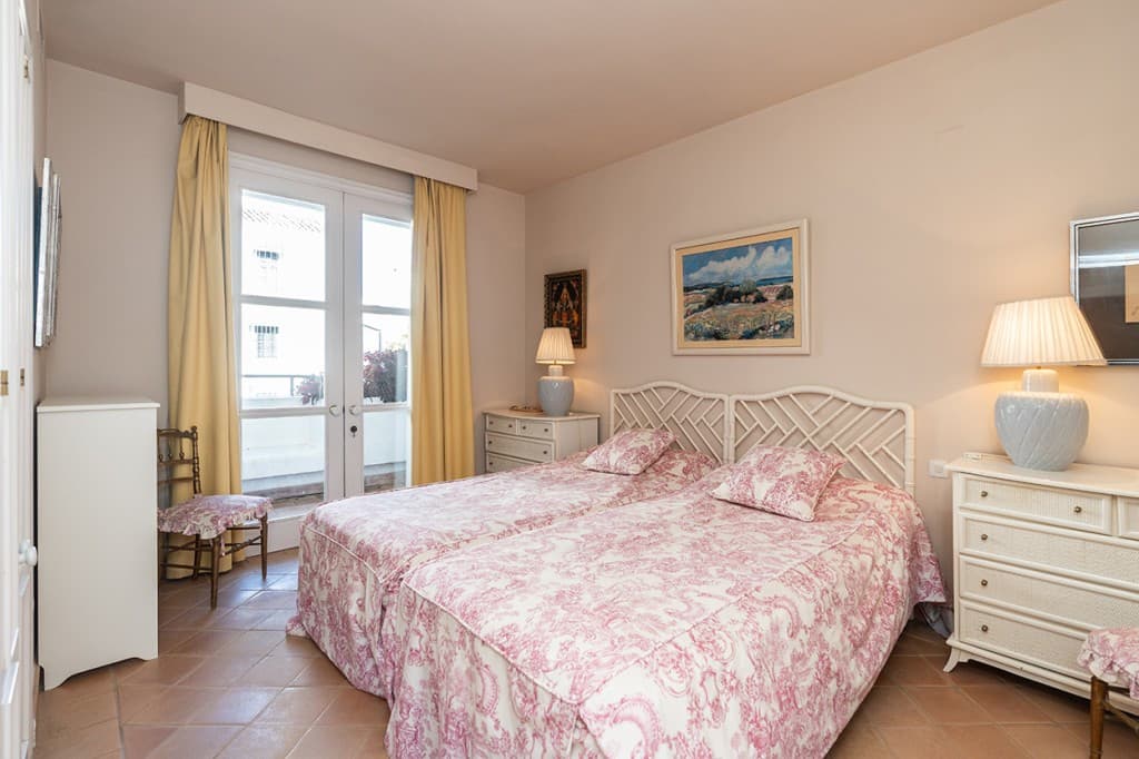 Middle Floor Apartment in Elviria — photo 9 of 10