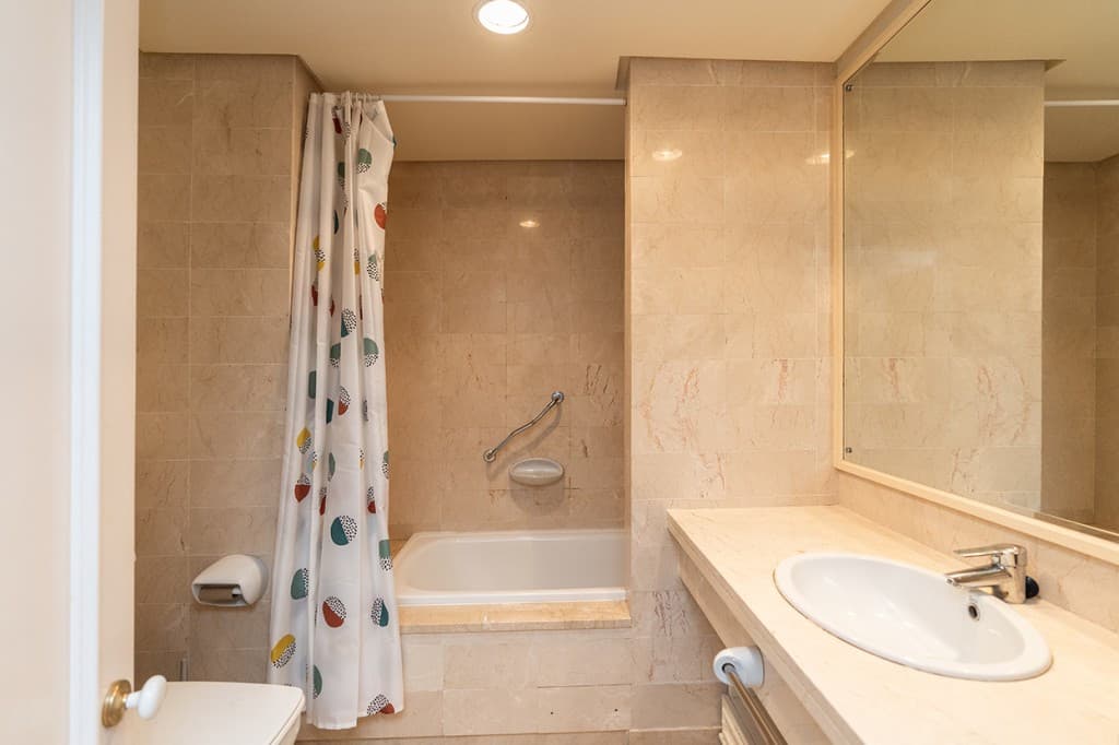 Middle Floor Apartment in Elviria — photo 10 of 10