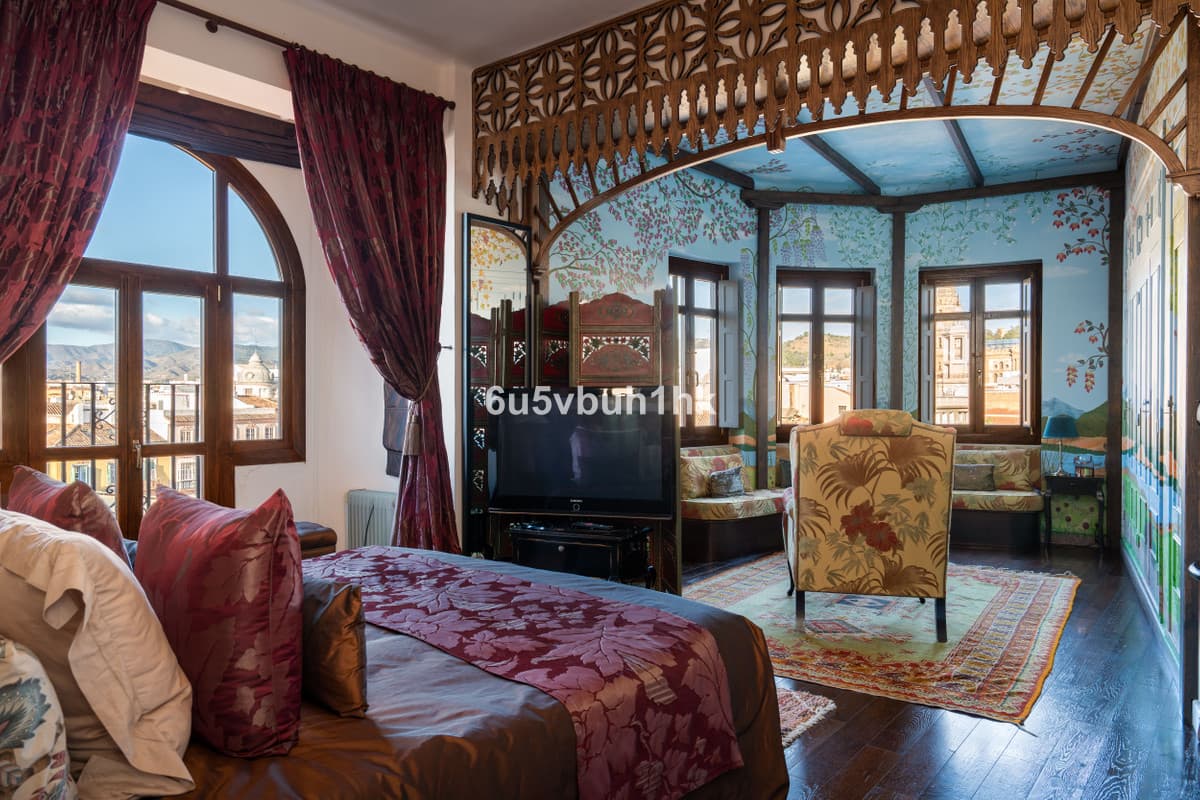 Middle Floor Apartment in Málaga — photo 1 of 10