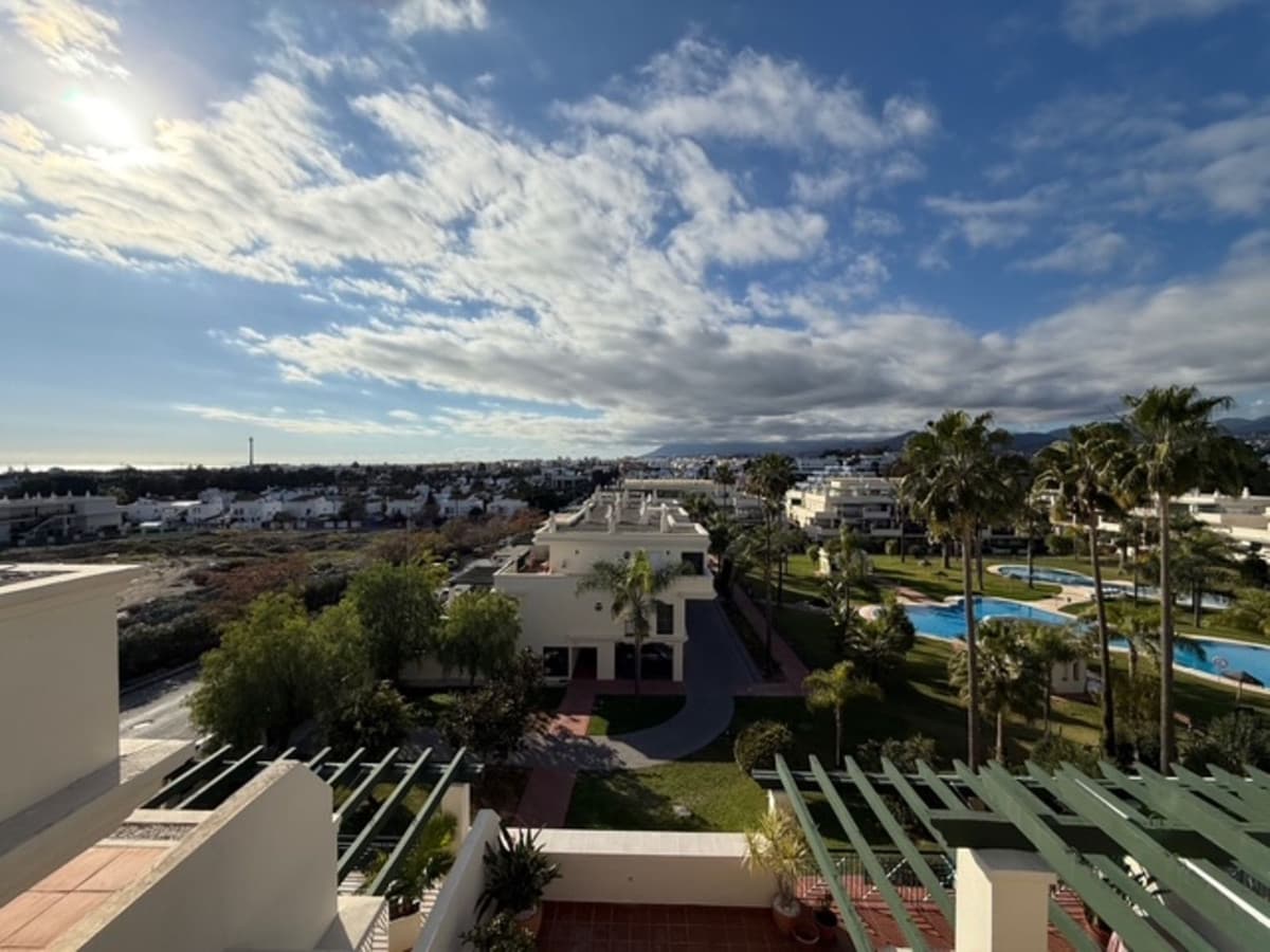 Penthouse in Nueva Andalucía — photo 1 of 10