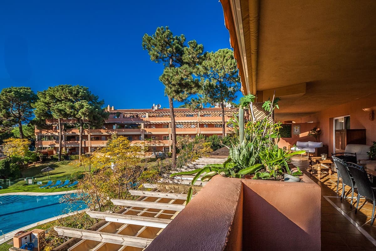 Middle Floor Apartment in Elviria — photo 2 of 10