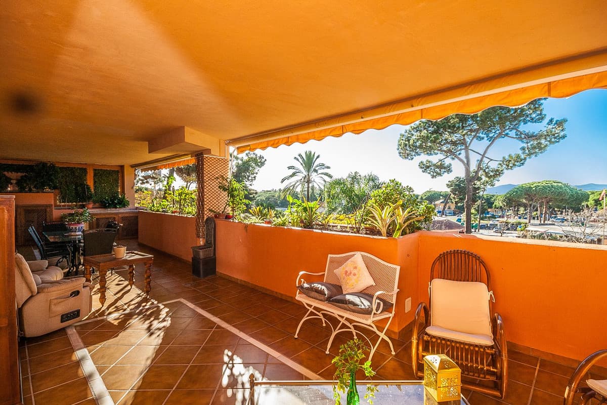 Middle Floor Apartment in Elviria — photo 3 of 10