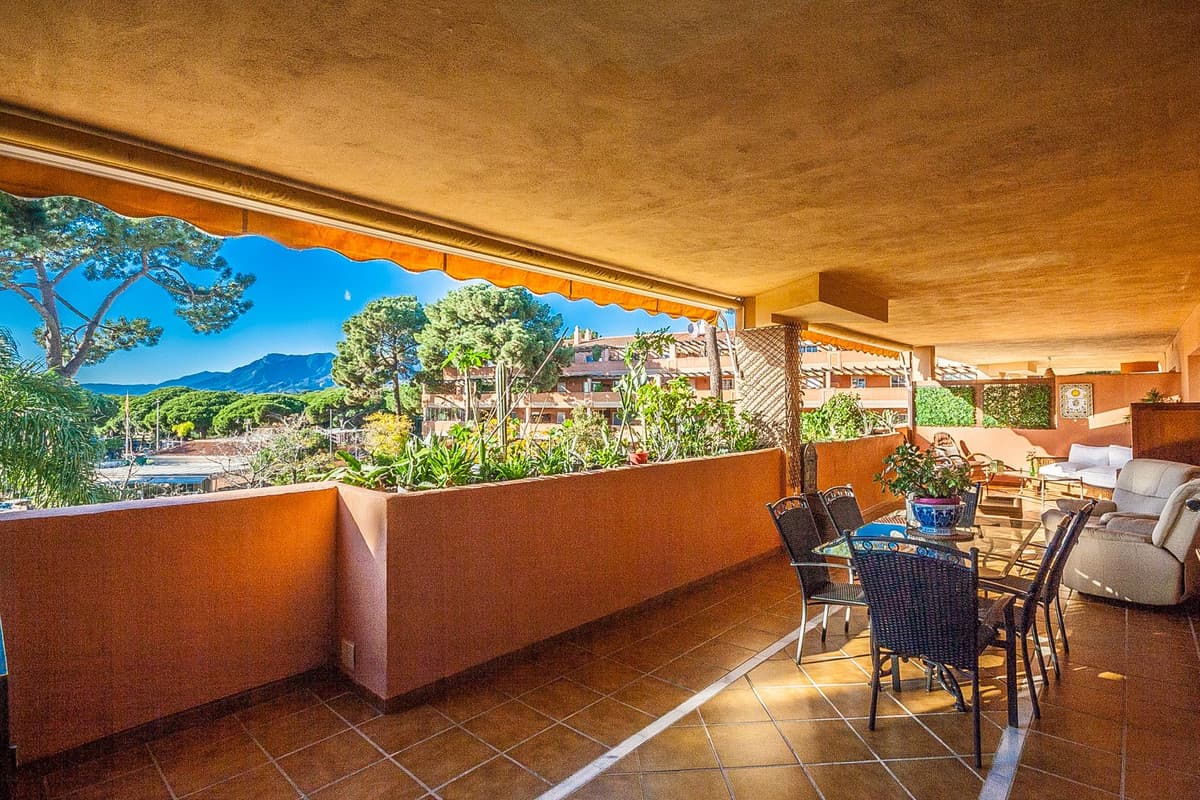 Middle Floor Apartment in Elviria — photo 4 of 10