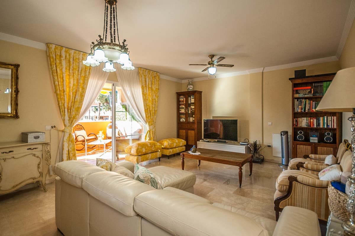 Middle Floor Apartment in Elviria — photo 5 of 10