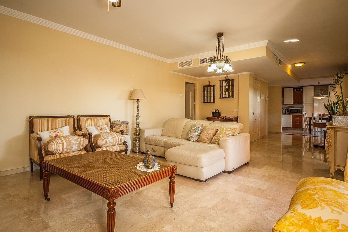 Middle Floor Apartment in Elviria — photo 6 of 10