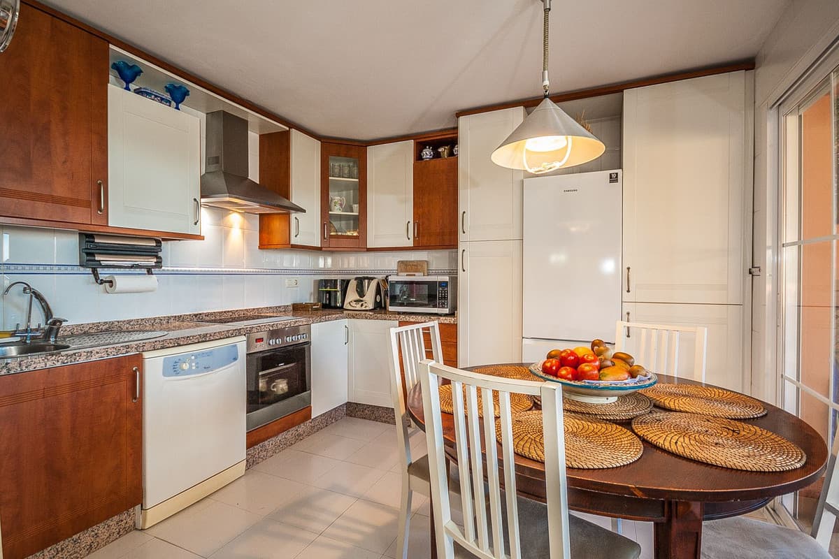 Middle Floor Apartment in Elviria — photo 7 of 10