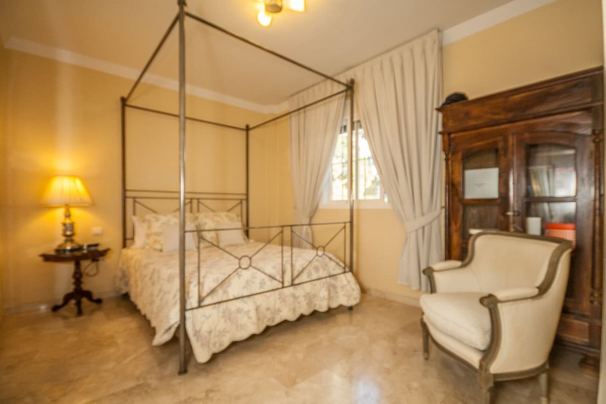 Middle Floor Apartment in Elviria — photo 8 of 10