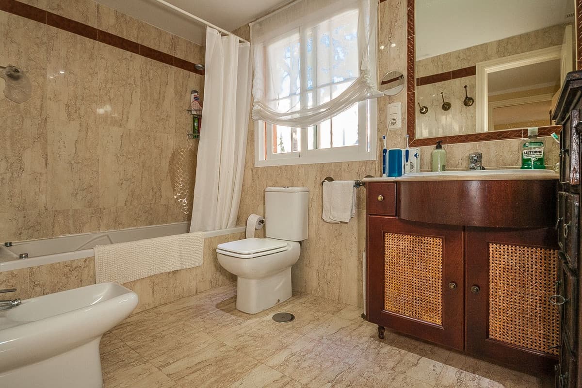 Middle Floor Apartment in Elviria — photo 9 of 10