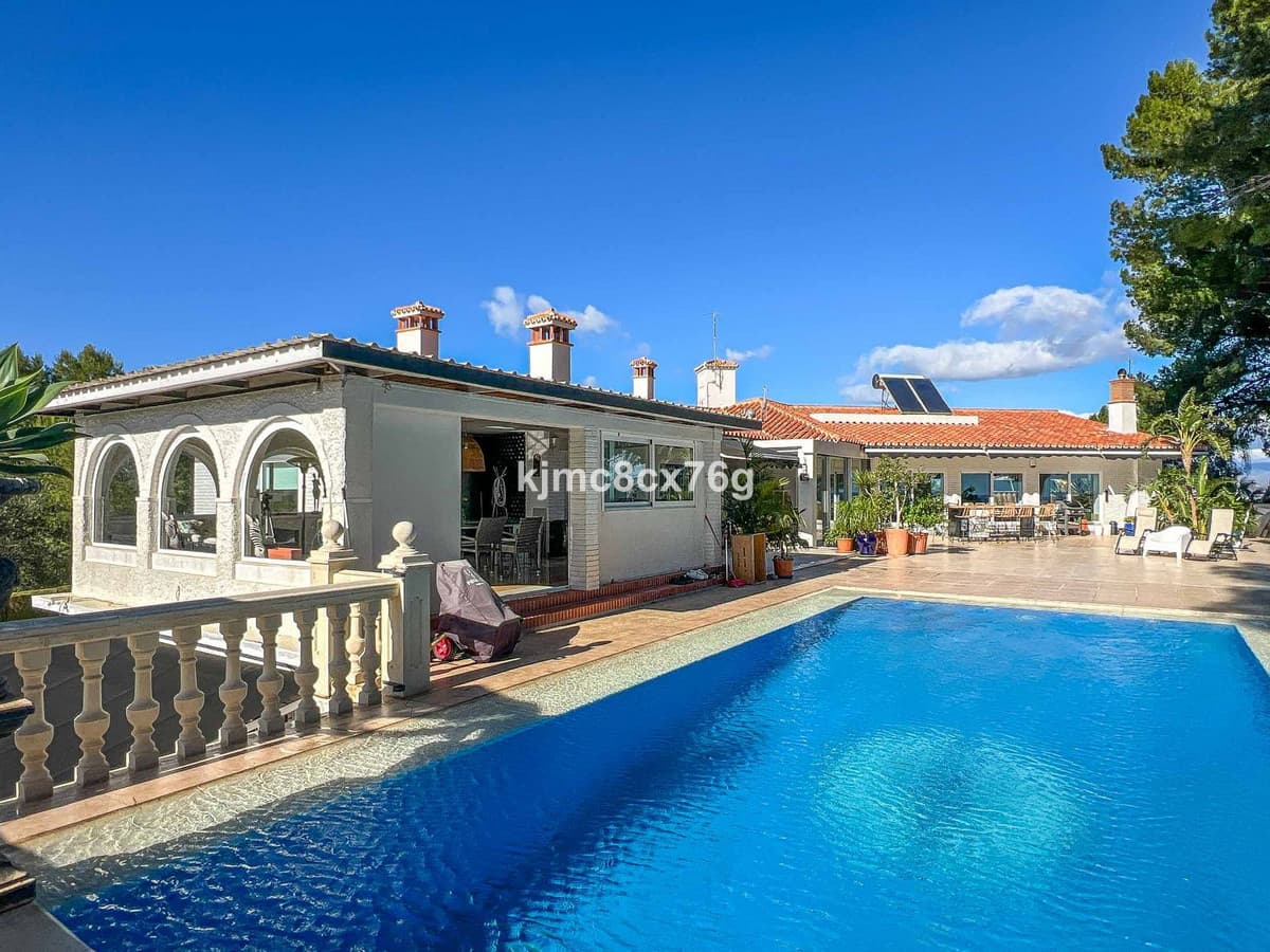 Detached Villa in Torremolinos — photo 1 of 10