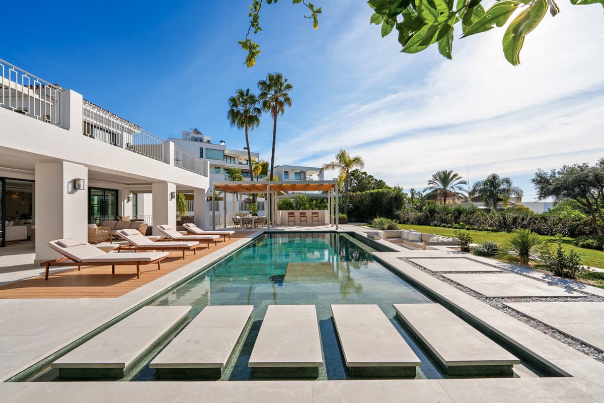 Detached Villa in La Quinta — photo 2 of 10