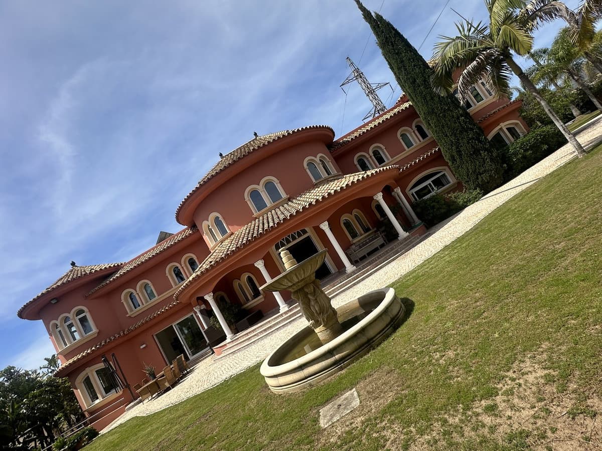 Detached Villa in El Paraiso — photo 1 of 10