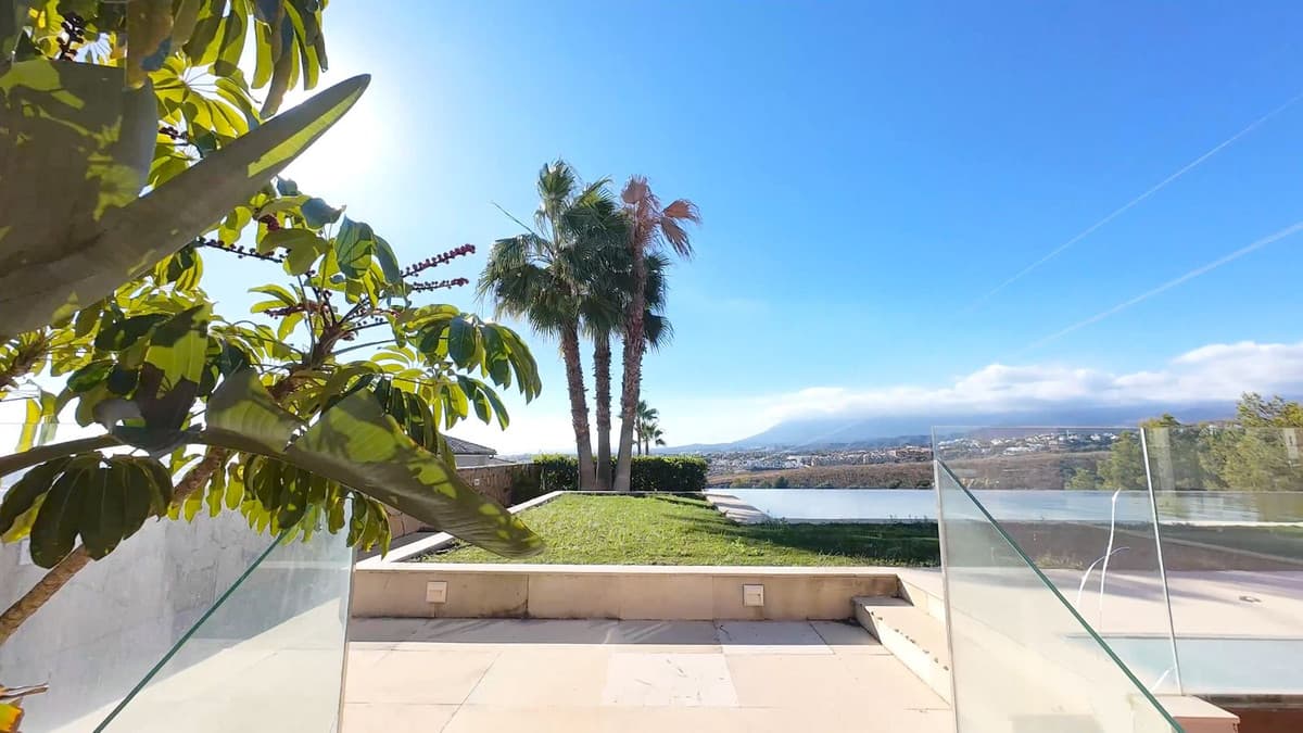 Detached Villa in El Paraiso — photo 2 of 10