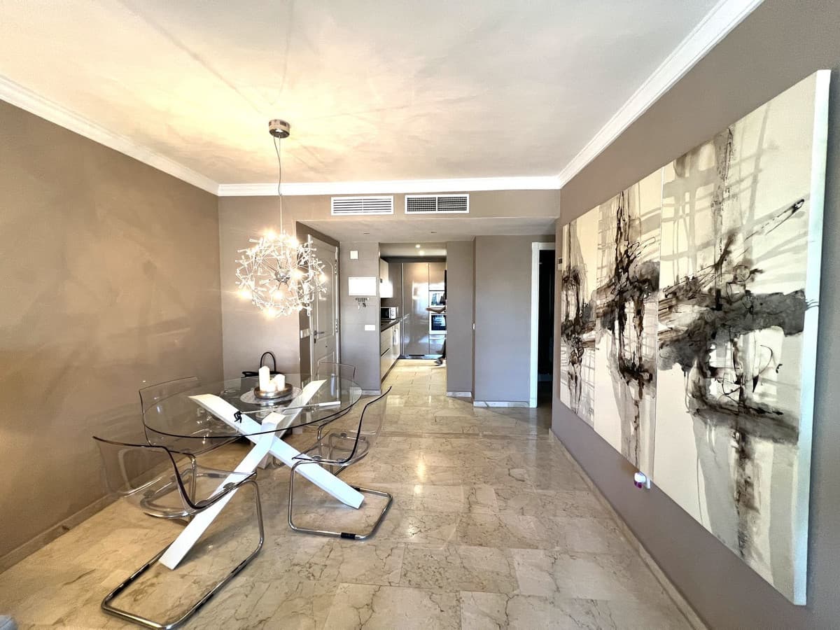 Middle Floor Apartment in Puerto Banús — photo 3 of 10