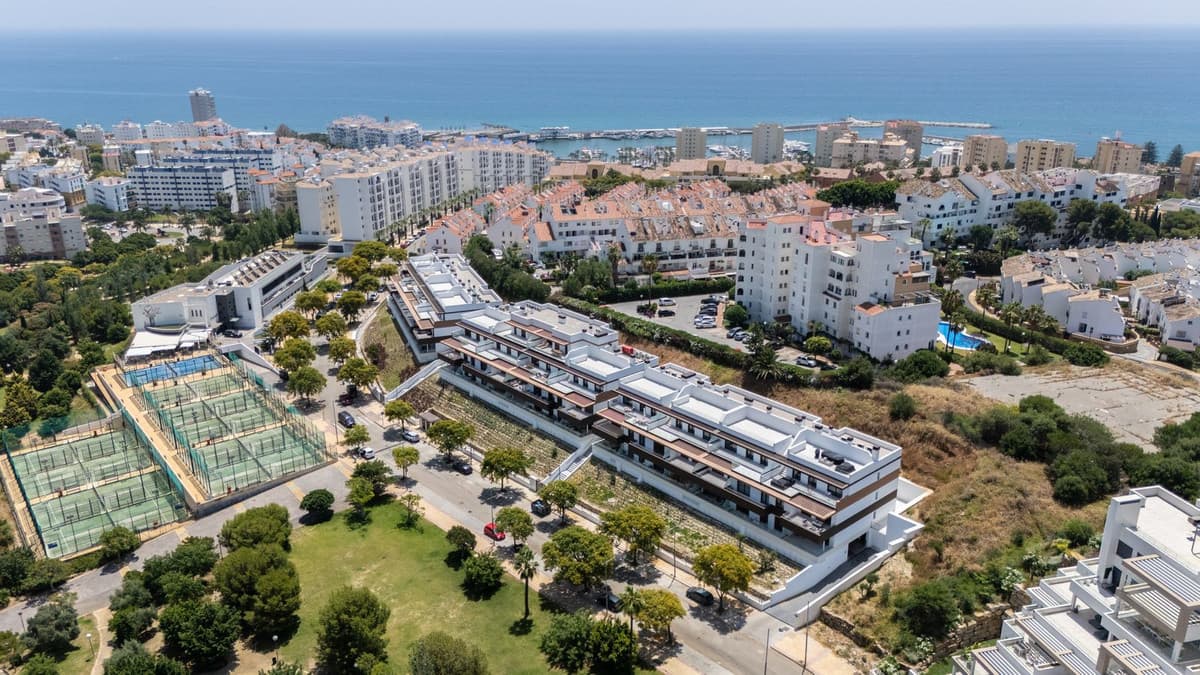Middle Floor Apartment in Estepona — photo 2 of 10